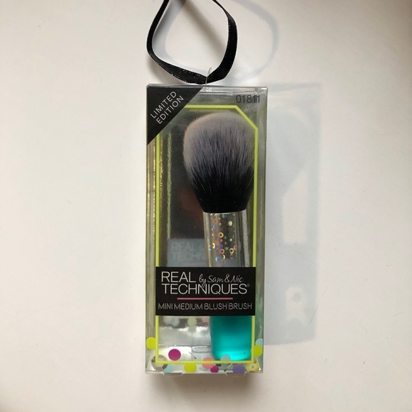 real techniques mini blush brush